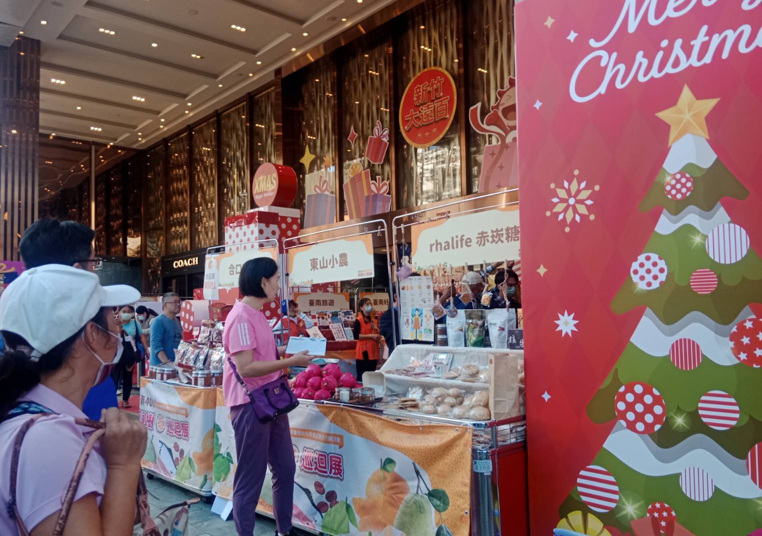 大遠百新竹店邀集台南特色農產品伴手禮,吸引消費者前往參觀採購。(圖/記者黃溎芬翻攝)