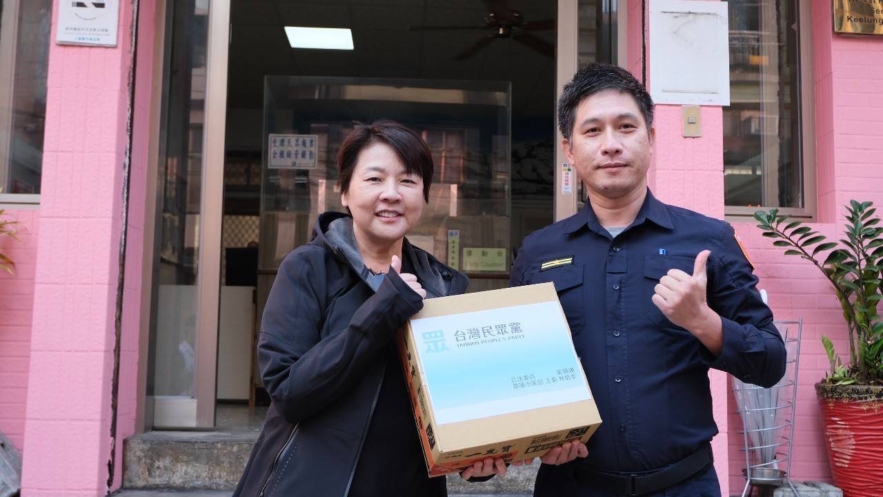 立委黃珊珊(左)、和一路派出所所長陳志峰進行反詐騙宣導。(圖/記者薛秀蓮 翻攝)