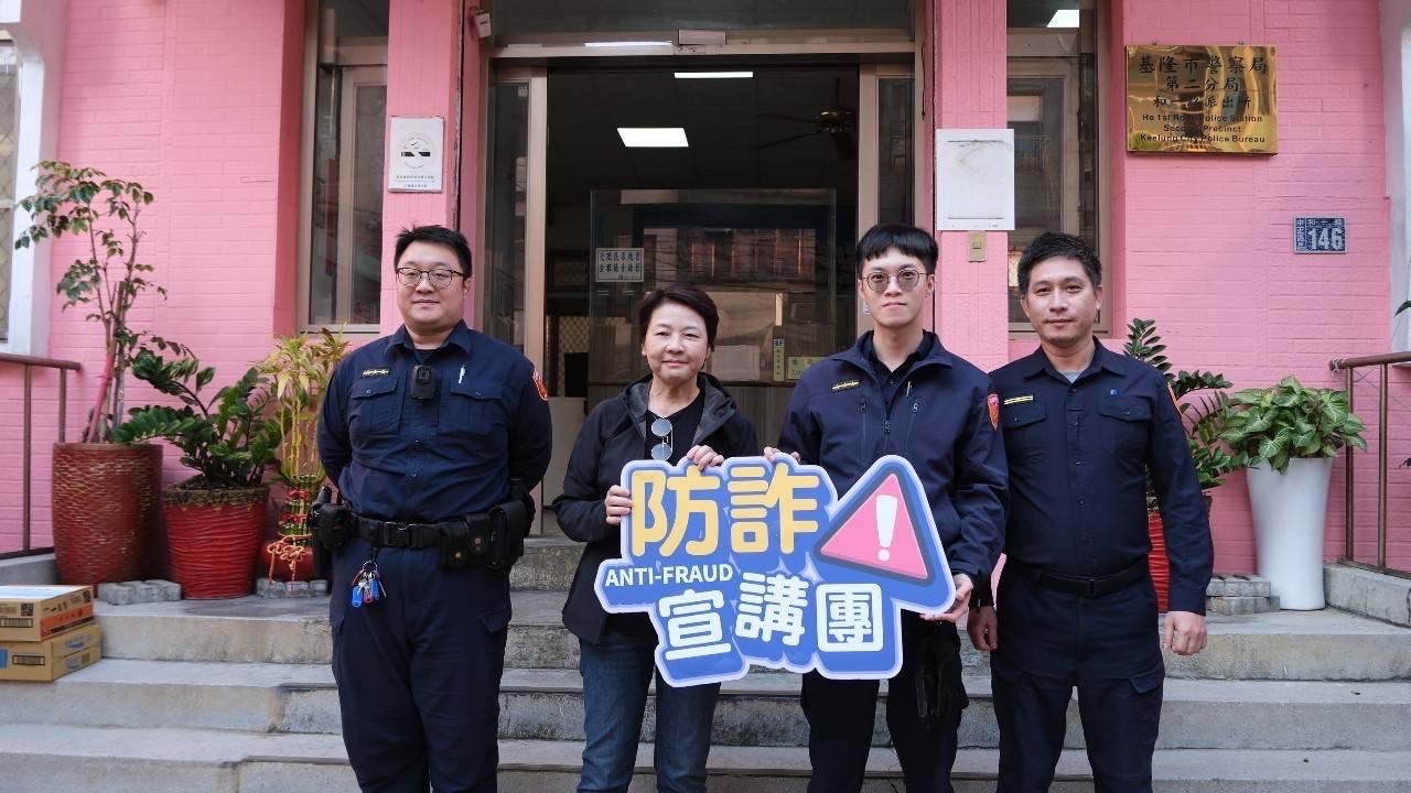 第二分局偕同民眾黨立委黃珊珊等團隊人員進行反詐騙宣導。(圖/記者薛秀蓮 翻攝)