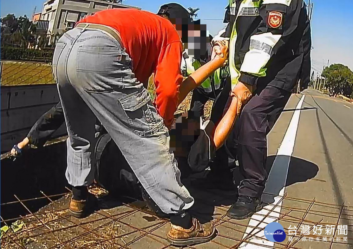 楊梅分局警民合作成功救援一名騎車不慎墜入水溝的75歲陳姓老翁。