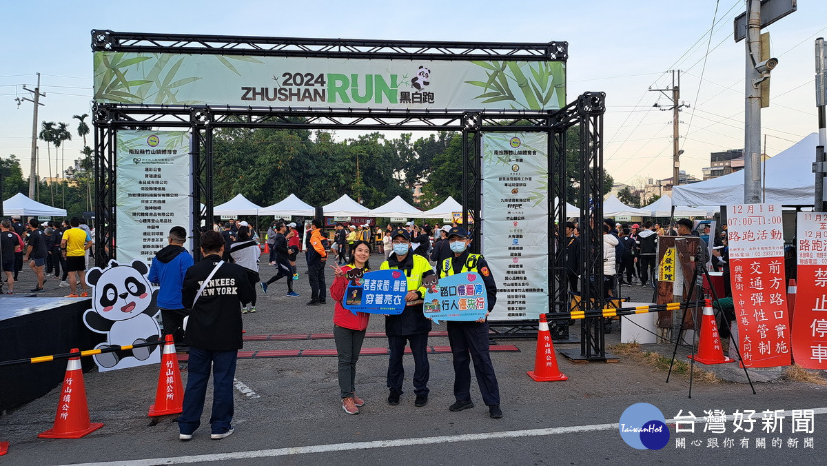 竹山分局在路跑活動前也向與會者宣導交通安全、正確用路觀念等。（竹山分局提供）