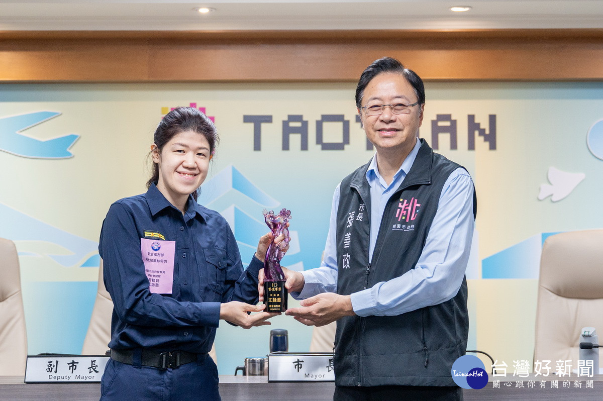 桃園市長張善政於市政會議中接受婦幼警察隊警務員江詠慈獻獎。<br /><br />