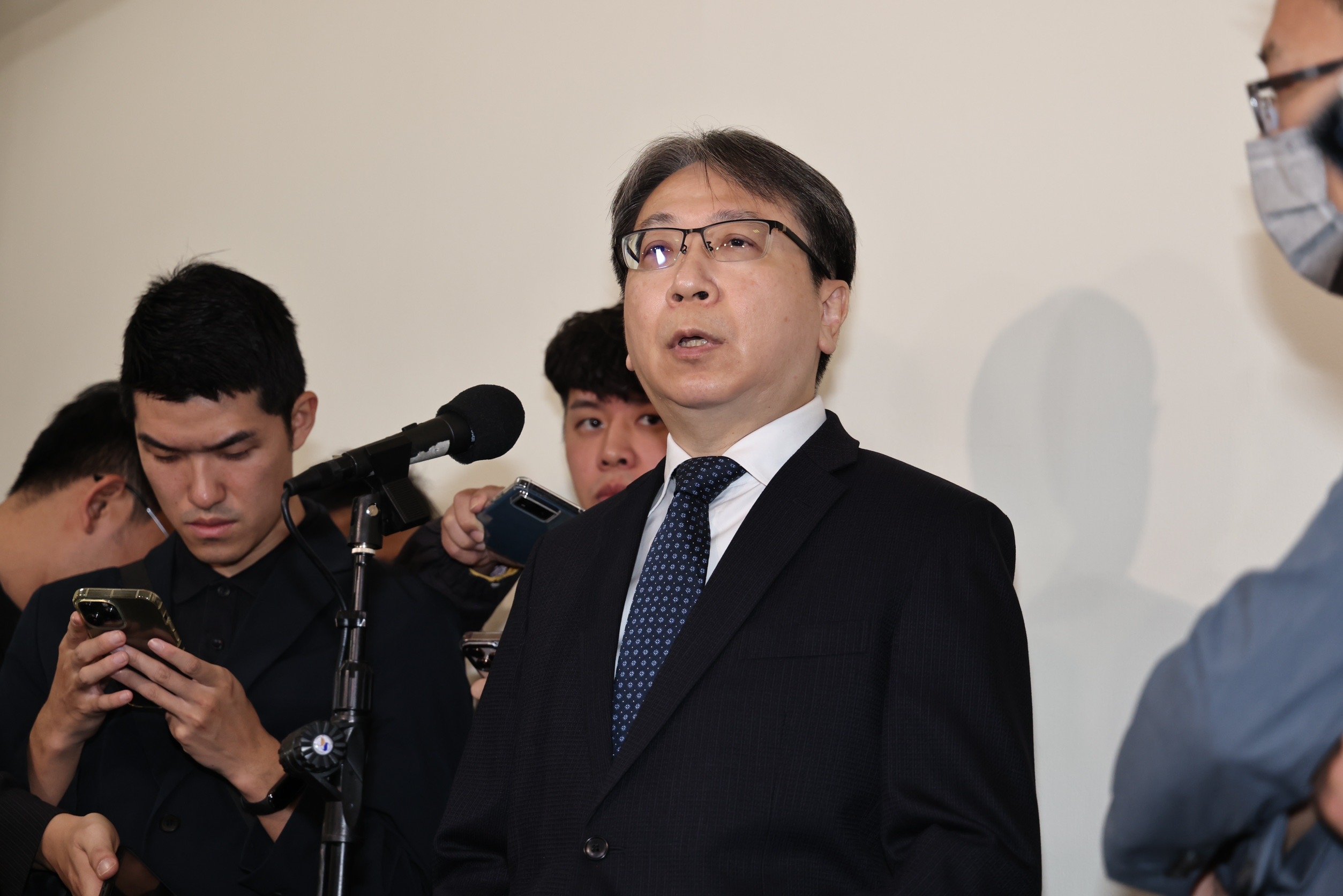針對韓國戒嚴,國安局長蔡明彥表示,會提供相關部會情資做必要示警或處理。林啟弘攝
