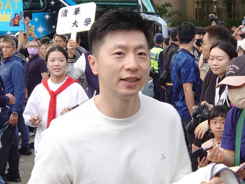 馬英九基金會邀請中國7所大學師生訪問團來台參訪、交流,陸生團4日下午參訪竹科探索館,奧運桌球金牌選手馬龍(圖)隨團參加。中央社