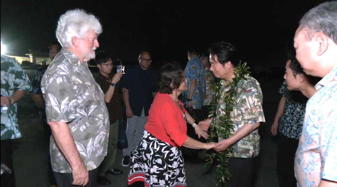 賴清德4日晚間抵達關島,總督古蕾露(Lourdes A. Leon Guerrero)暨夫婿庫克(Jeffrey A. Cook)於機梯前迎接,並獻戴花環予賴清德總統。總統府提供