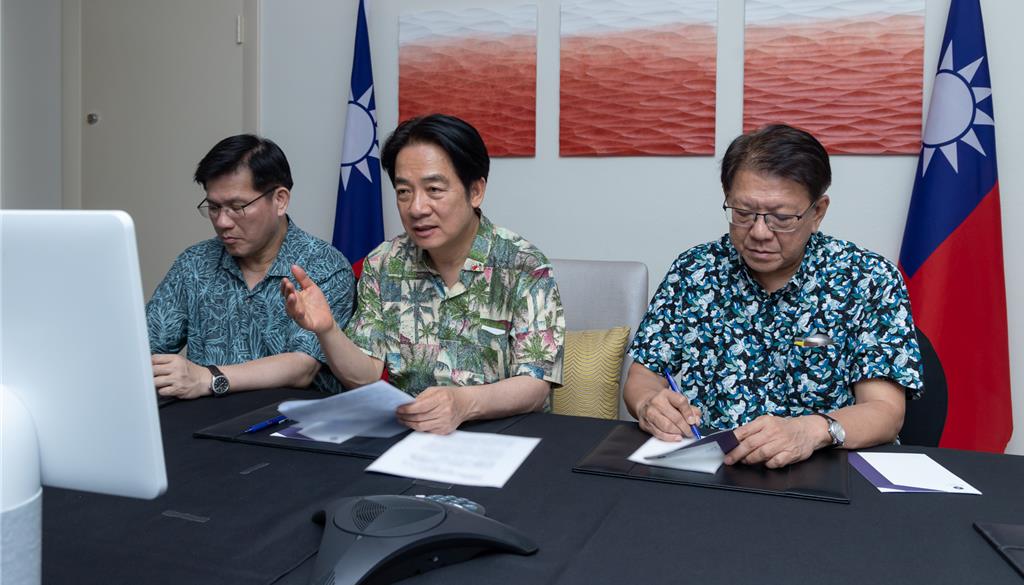 賴清德抵達關島後,召開國安視訊會議。總統府提供