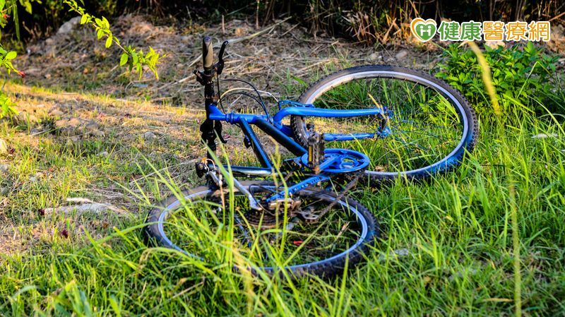 老翁騎腳踏車跌倒,二個月後竟突「站不穩」需開刀! 醫曝病因