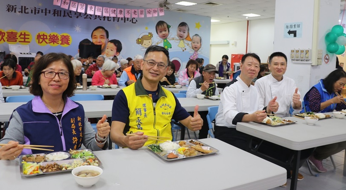 老人惜食共餐配經典音樂 雙主廚陳佳瑋和張騰峰到莒東社區義煮料理