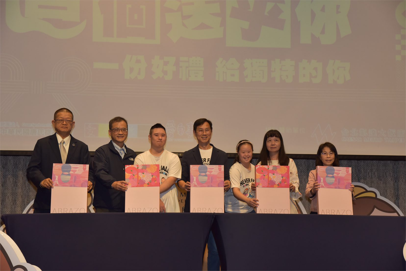 2025春節禮盒發表 : 年度公益代言人楊謹華攜手唐寶寶