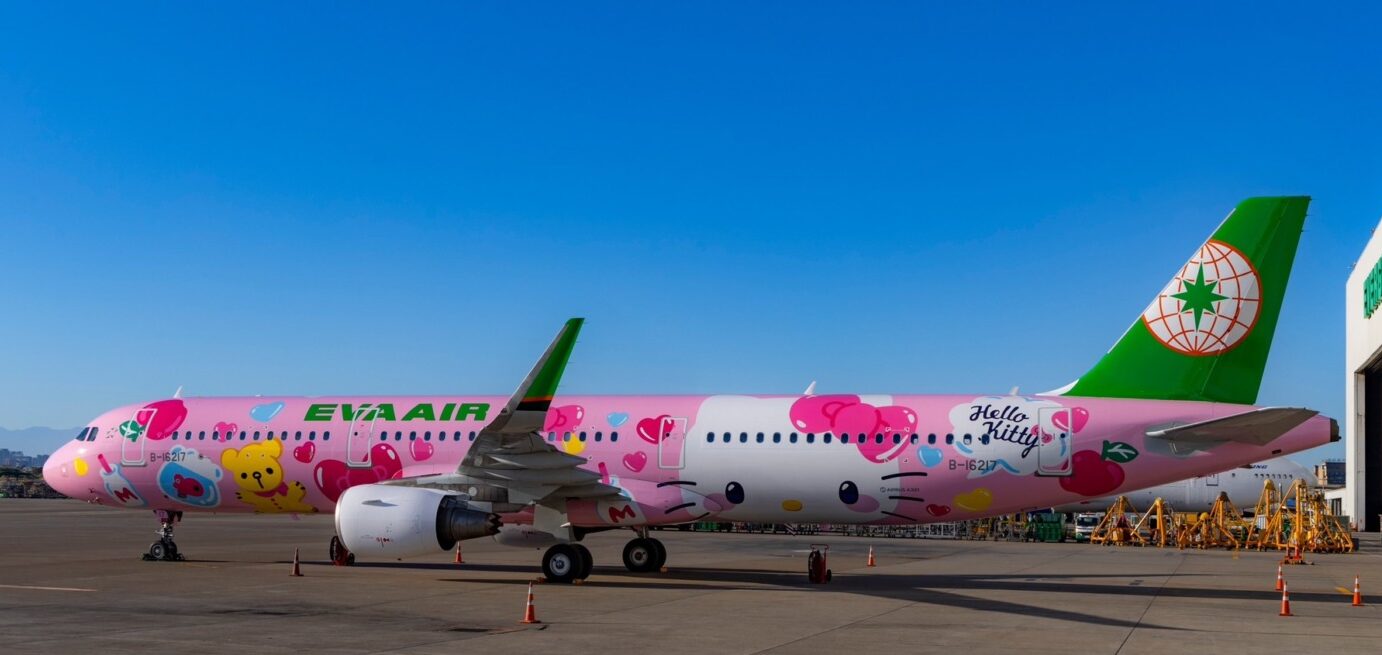 長榮航空全新「粉萌機」  粉紅彩繪搭配 Hello Kitty 甜蜜首航仙台  旅客開心搶拍