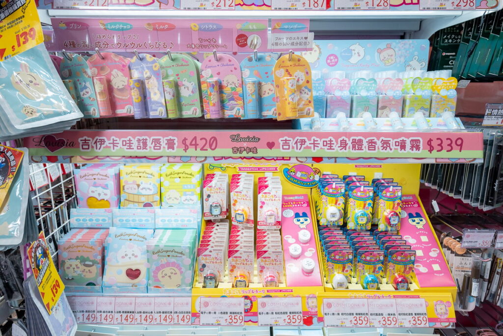 DONKI桃園統領店規劃人氣IP肖像聯名美妝保養品,如吉伊卡哇、熊抱哥、星之卡比等專區,粉絲絕對不能錯過!