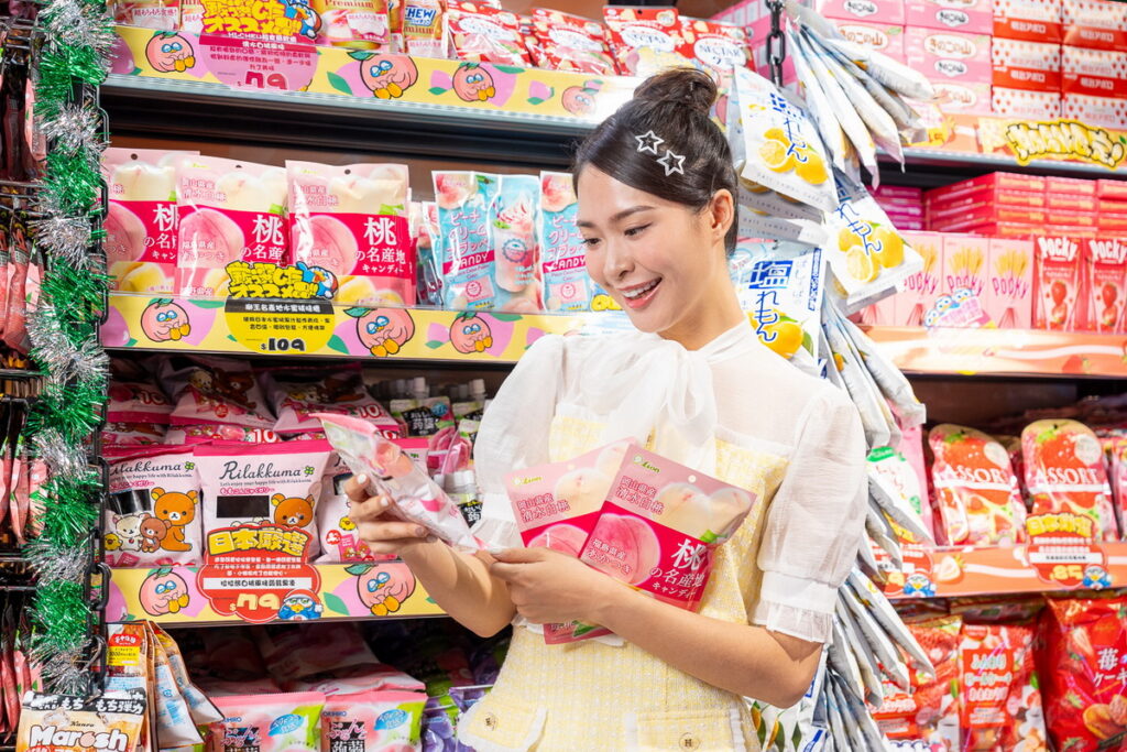 DONKI桃園統領店特別規劃蜜「桃」專區,多款蜜桃口味及風味零食商品一次到齊,蜜桃控不能錯過!