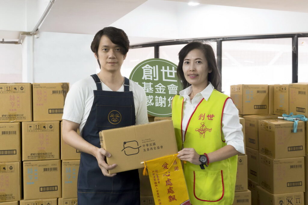 中華民國友善再皂協會將首批重獲新生的香皂送往創世社會福利基金會,由大春煉皂品牌總監暨中華民國友善再皂協會監事李國榮(圖左)與創世社會福利基金會公關關係暨社會資源部主任吳昭芬(圖右)代表捐贈與植物人到府派送規劃。