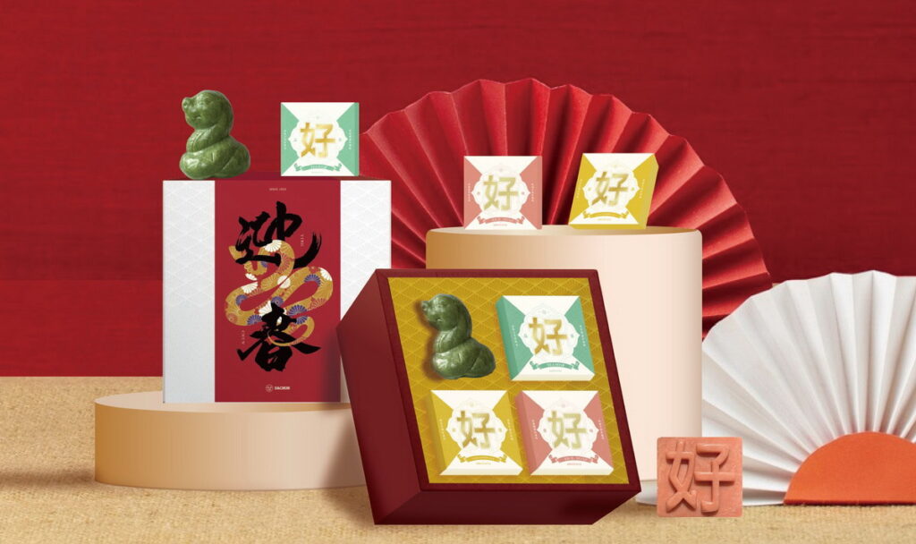 大春煉皂「蛇麼都好春節限定禮盒(售價1200元,即日起至12月15日預購享八折優惠價960元),特別打造蛇年限定生肖造型沐浴皂「玉京子皂」,搭配三款大稻埕在地茶葉、米、靈芝萃取入皂的「好」字型皂,傳遞在地精華滋養與小龍納百福、蛇麼都好的平安祝福。