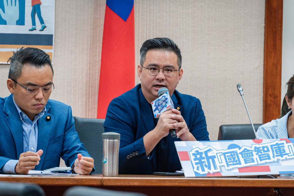 民進黨挺南韓戒嚴? 黃健豪:愛國主義是惡棍最後避難所 240 民進黨挺南韓戒嚴? 黃健豪:愛國主義是惡棍最後避難所 239