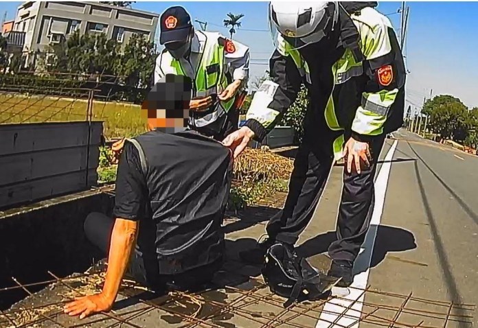 高齡翁1原因連人帶車摔水溝 楊梅警即刻救援 59 S 70582308 0