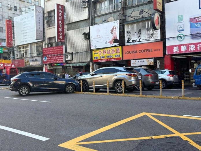 中壢自小客詭偏猛撞對向 1車停等紅燈慘遭波及 57 468943599 122153523128309663 4359554488952366334 n