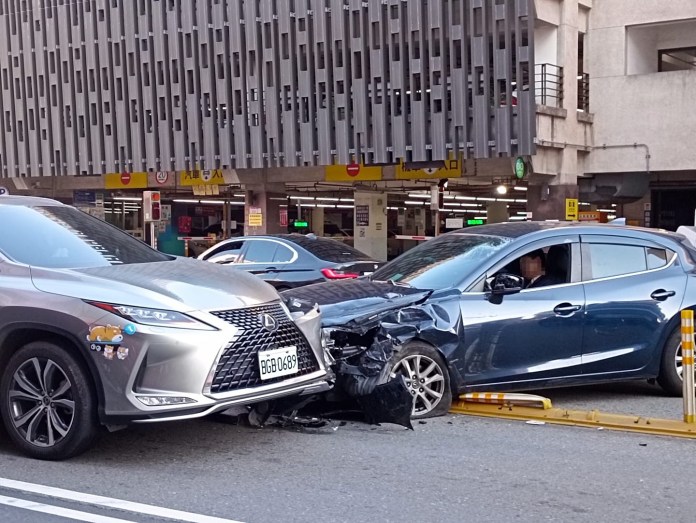 中壢自小客詭偏猛撞對向 1車停等紅燈慘遭波及 58 1733277894912