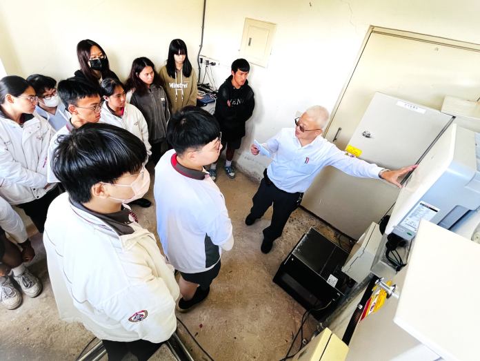 5.2計畫團隊至羅浮高中導覽解說太陽光電示範系統原理及運作。