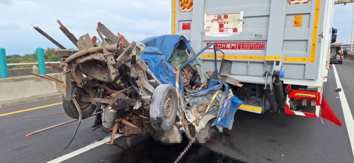 台61大型車連環撞!小貨車慘成廢鐵 1死3送醫搶救 57 1733300925212