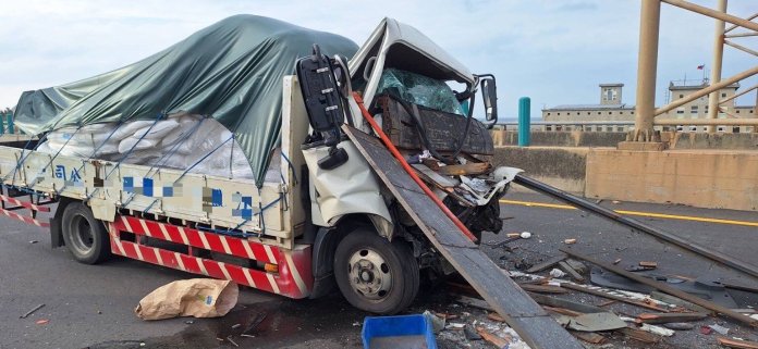 台61大型車連環撞!小貨車慘成廢鐵 1死3送醫搶救 58 image 6609433225579417814