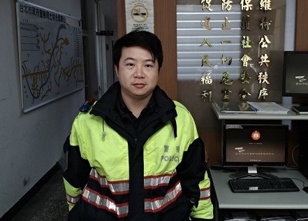 翠山所員警李明鋒建議,家屬可為失智長者配戴附有聯絡方式的飾品或身份證明配件,或申請「愛心手鍊」,避免走失風險。(記者 黃荷琇翻攝)