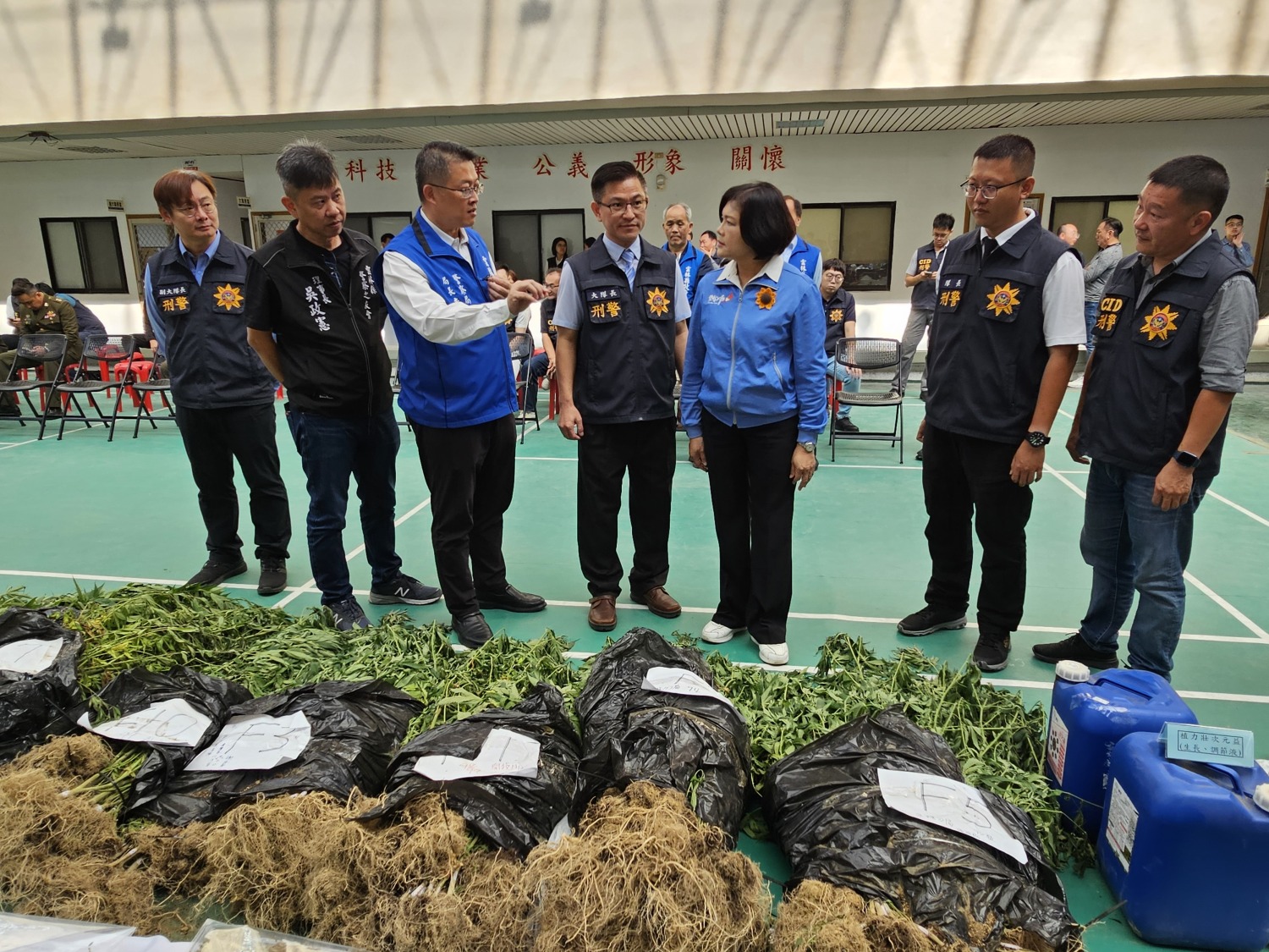雲林檢警憲破獲溫室大麻製毒場,查扣植栽等物。(圖/記者葉子綱攝)