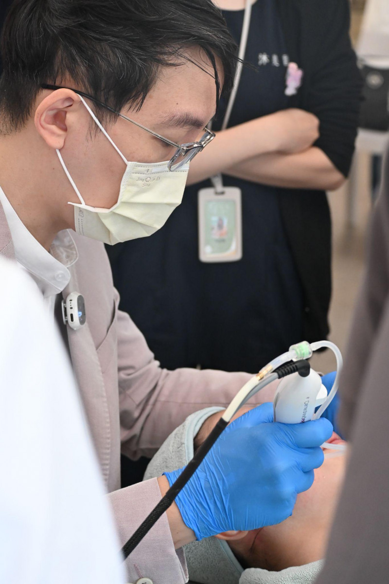 陳振坤醫師提醒,醫師專業的操作與原廠設備是醫美療程缺一不可的前提,選擇合法診所保障療程安全與效果,也避免假貨儀器的風險。(圖/沐美診所提供)