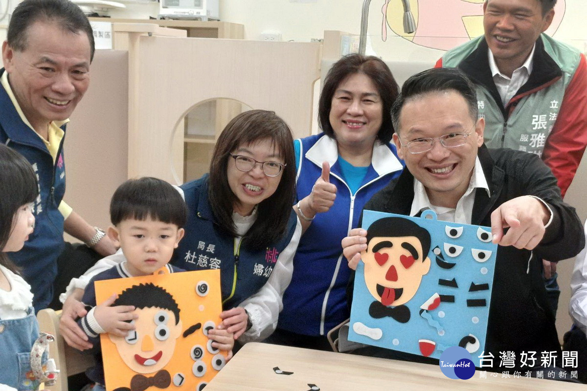 桃園市副市長蘇俊賓出席公托」聯合開幕活動與小朋友互動。<br /><br /> 