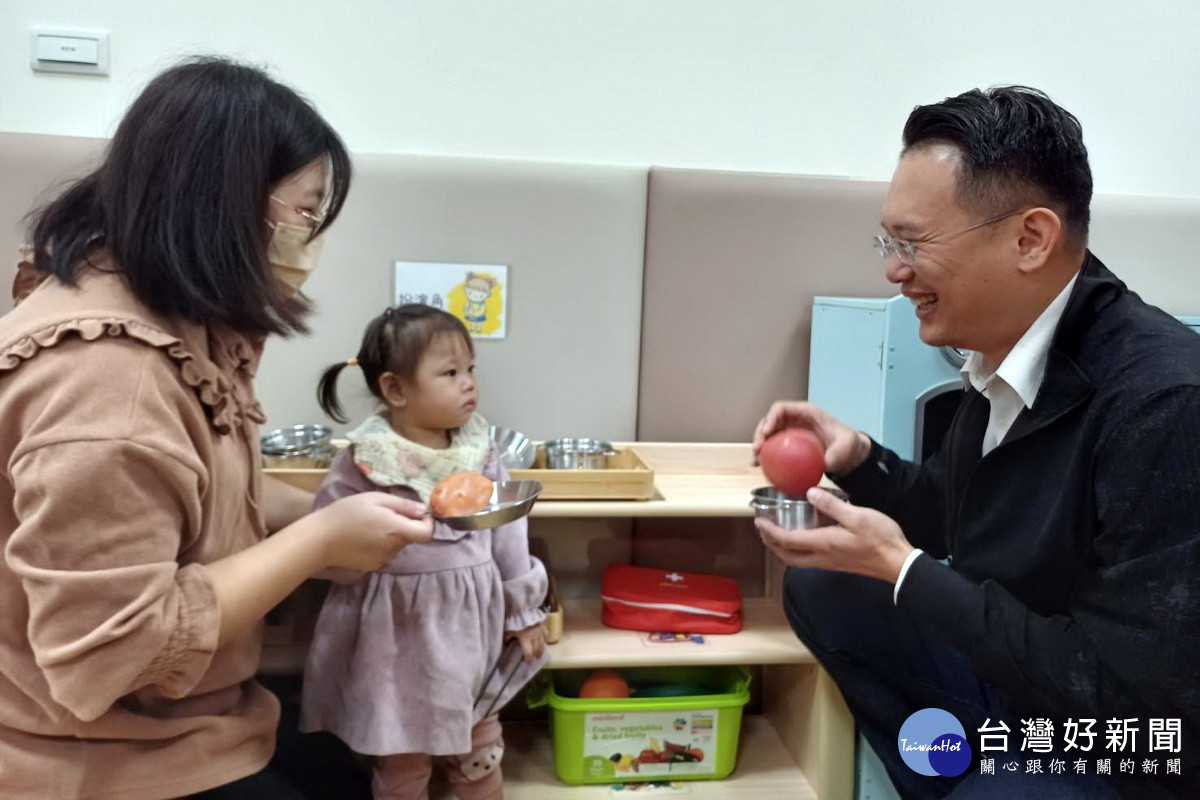 桃園市副市長蘇俊賓出席公托」聯合開幕活動與小朋友互動。<br /><br /> 