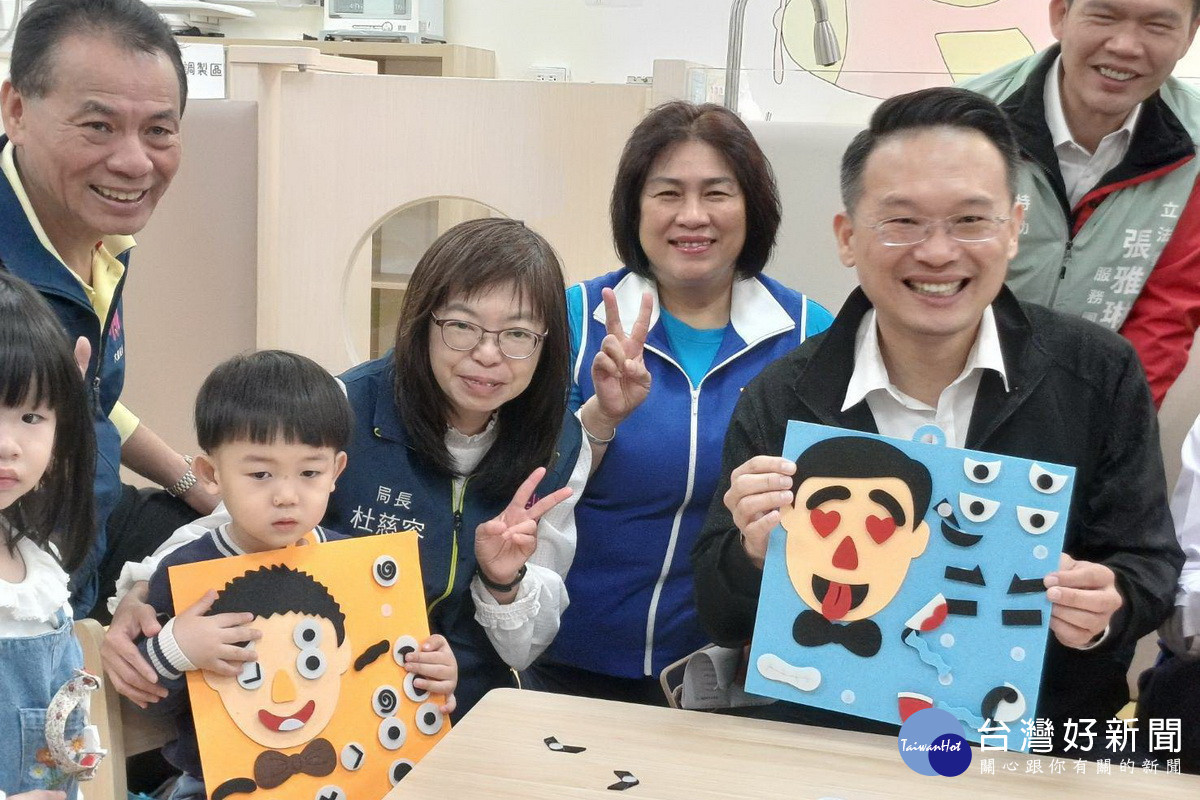 桃園市副市長蘇俊賓出席公托」聯合開幕活動與小朋友互動。<br /><br /> 