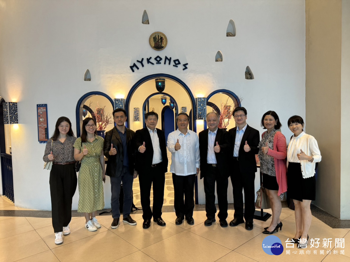 駐菲律賓台北經濟文化辦事處周民淦大使(中)稱許此次台菲外科醫學會的合作是醫療外交典範。圖/秀傳醫院提供