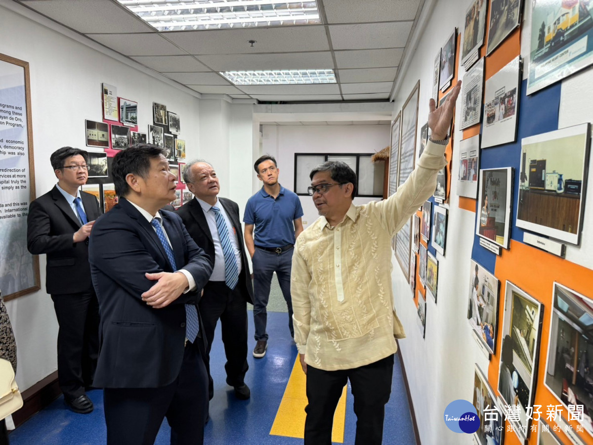 台灣外科醫學會理事長蔡建松(左三)與秀傳黃士維院長(左一)參觀菲律賓外科醫院。圖/秀傳醫院提供