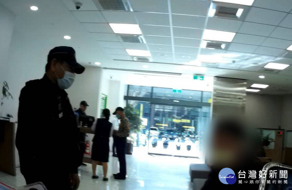 八德男子險遭假投資騙走140萬，警銀聯手阻詐 。