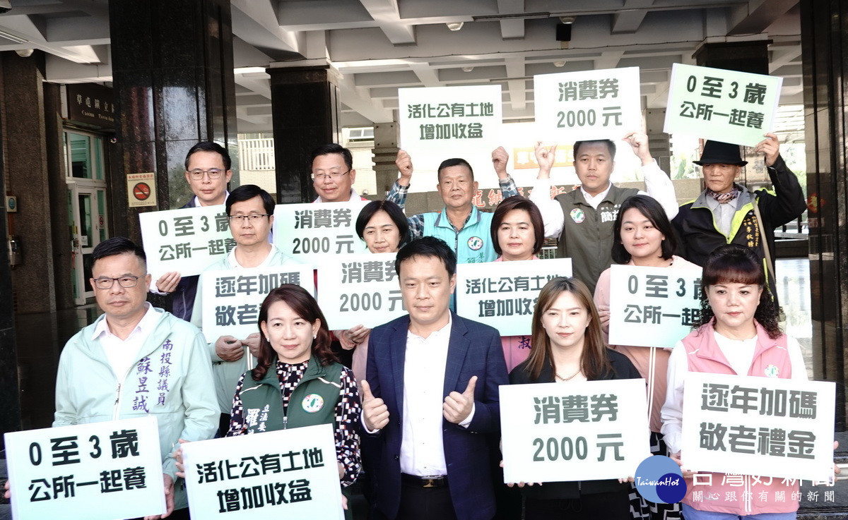 蔡銘軒在黨內同志陪同下登記參選草屯鎮長補選。（記者扶小萍攝）