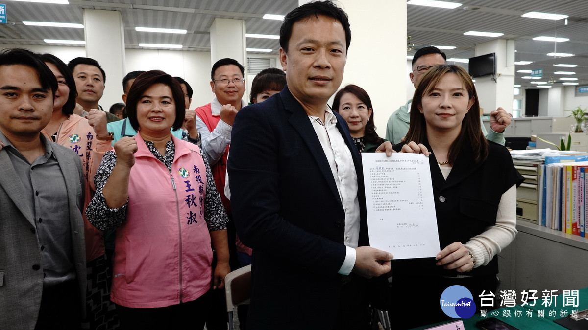 蔡銘軒辦理鎮長補選登記。(記者扶小萍攝)