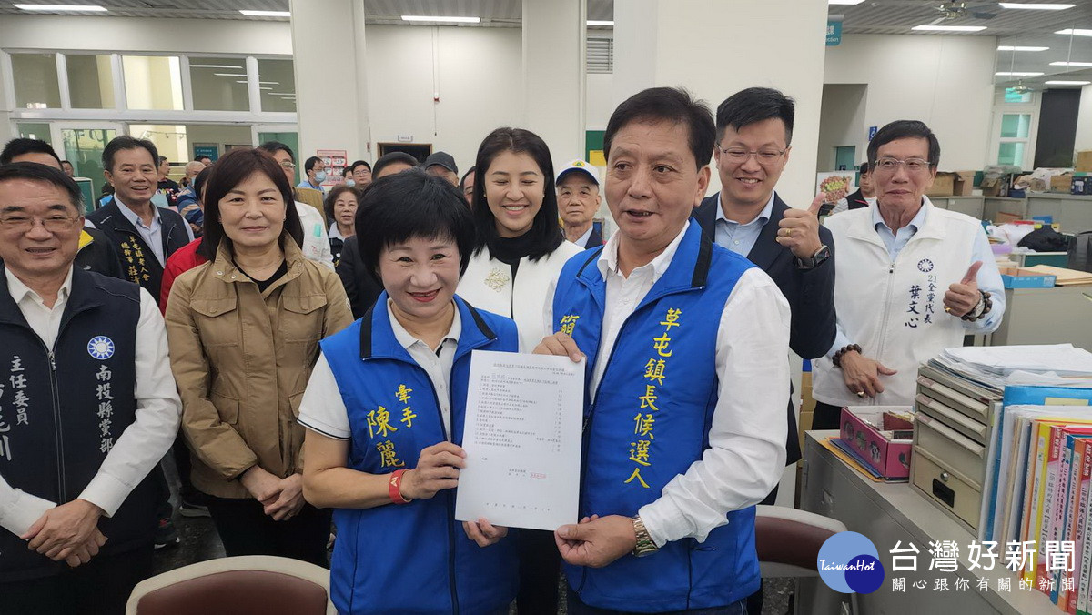 簡賜勝辦理草屯鎮長補選候選人登記。（記者扶小萍攝）