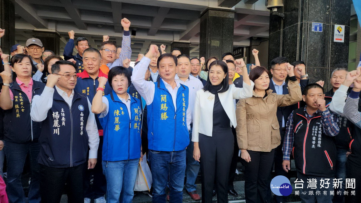 許淑華縣長與多位議員民代里長等加油。(記者扶小萍攝)