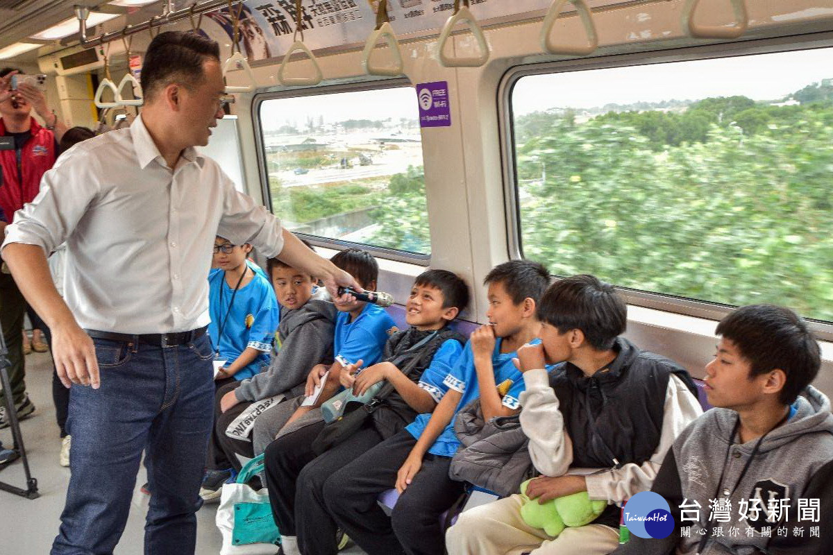 桃園市副市長蘇俊賓偕同原小朋友們體驗桃捷低碳輕旅行。<br /><br /> 