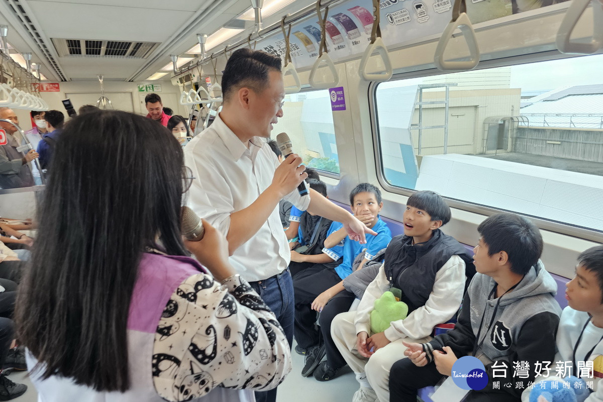 桃園市副市長蘇俊賓偕同原小朋友們體驗桃捷低碳輕旅行。<br /><br /> 