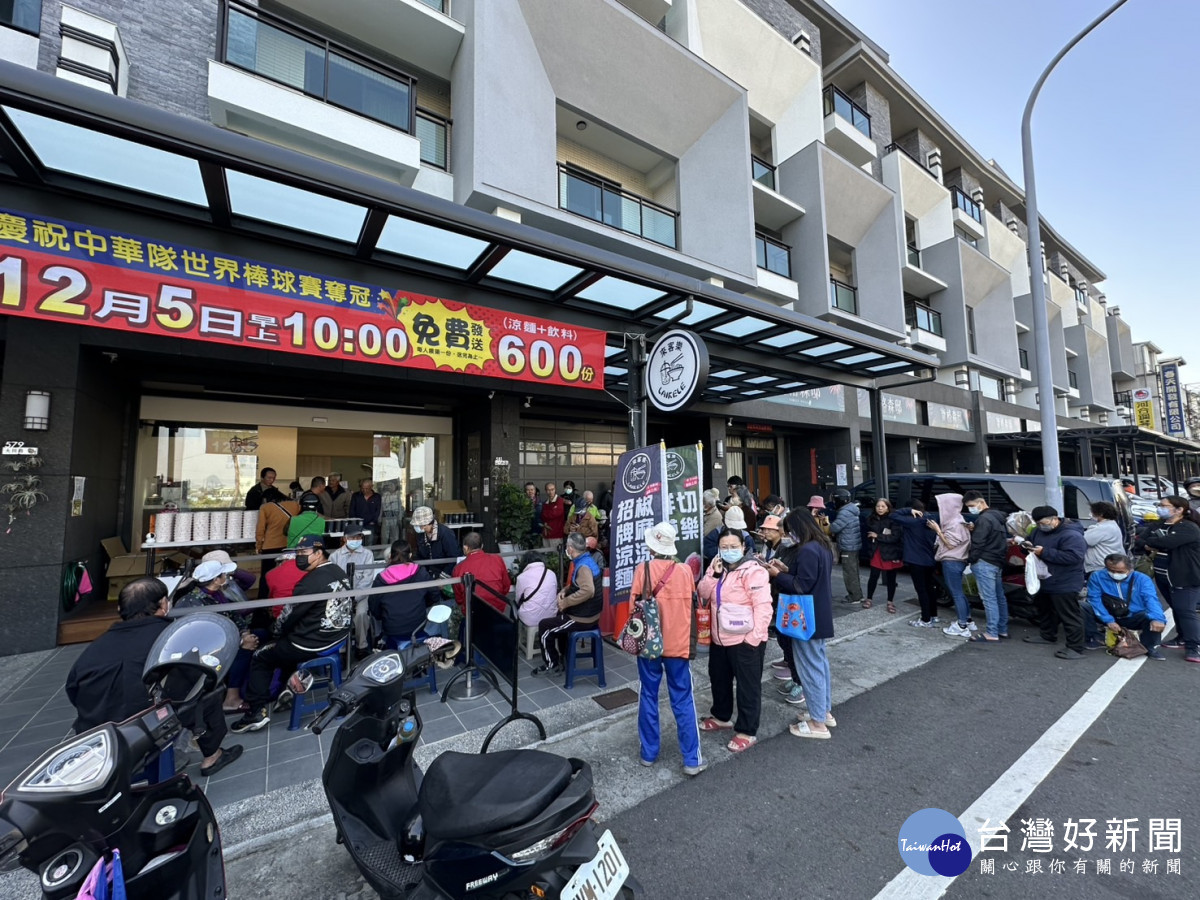 涼麵店門口出現民眾大排長龍，600份限量涼麵套餐在短短一個半小時就發送完畢／陳致愷翻攝