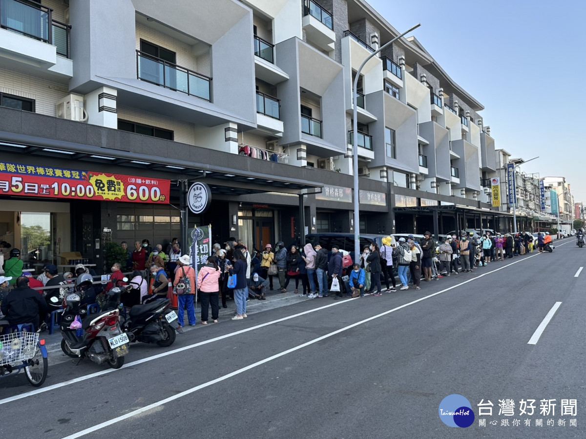 店門口出現民眾大排長龍,600份限量涼麵套餐在短短一個半小時就發送完畢/陳致愷翻攝