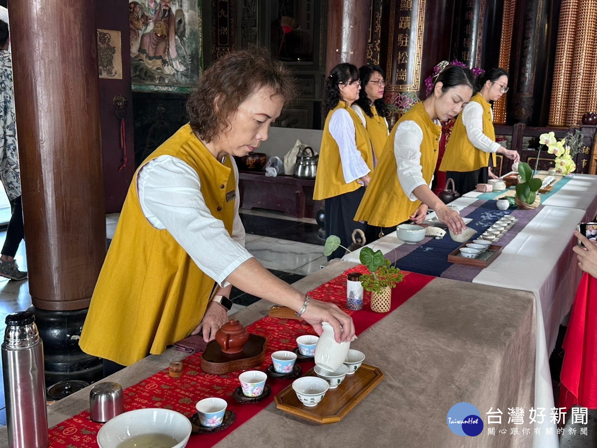 活動中有茶狀元泡茶敬神儀式十分隆重。(工藝茶文化研究協會提供)<br /><br />