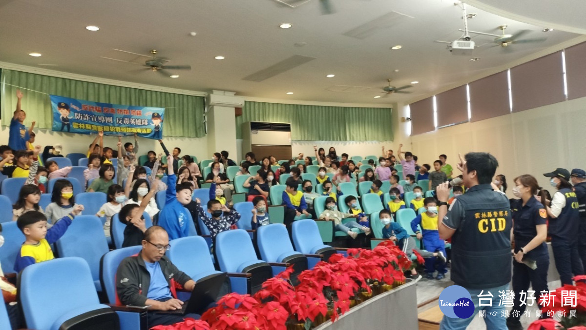 雲林縣西螺警分局受邀前往崙背鄉東興國小進行宣導／警方提供