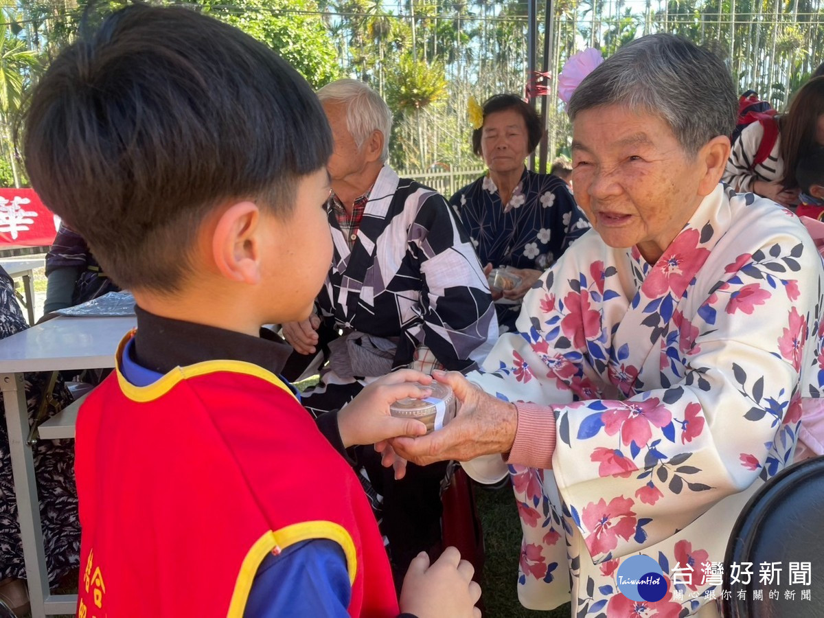 幼兒園小朋友特別準備手做餅乾送給老寶貝，希望他們都可以身體健康。