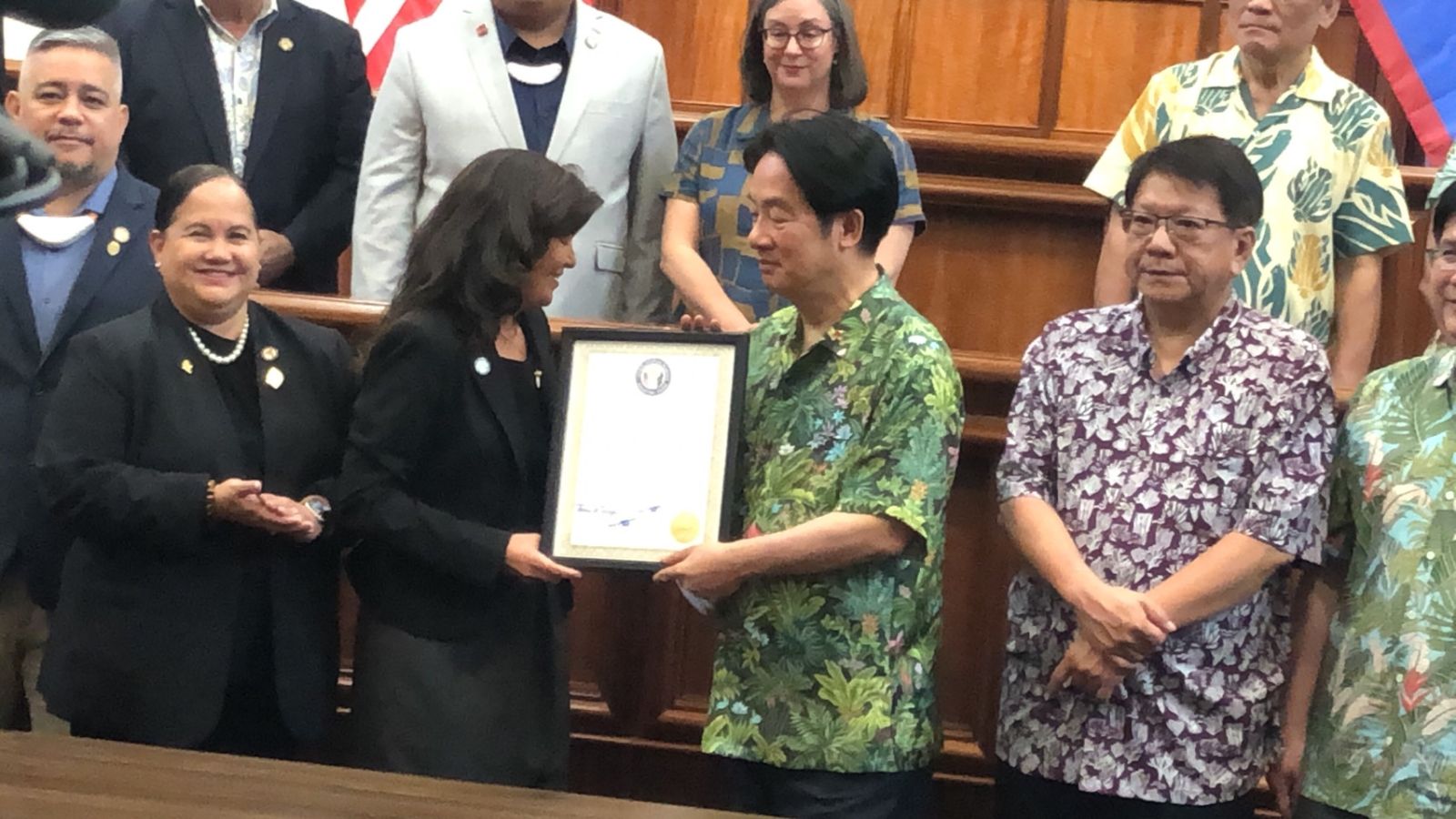 賴清德參訪關島議會，接受議長呈贈友好決議文。張麗娜攝