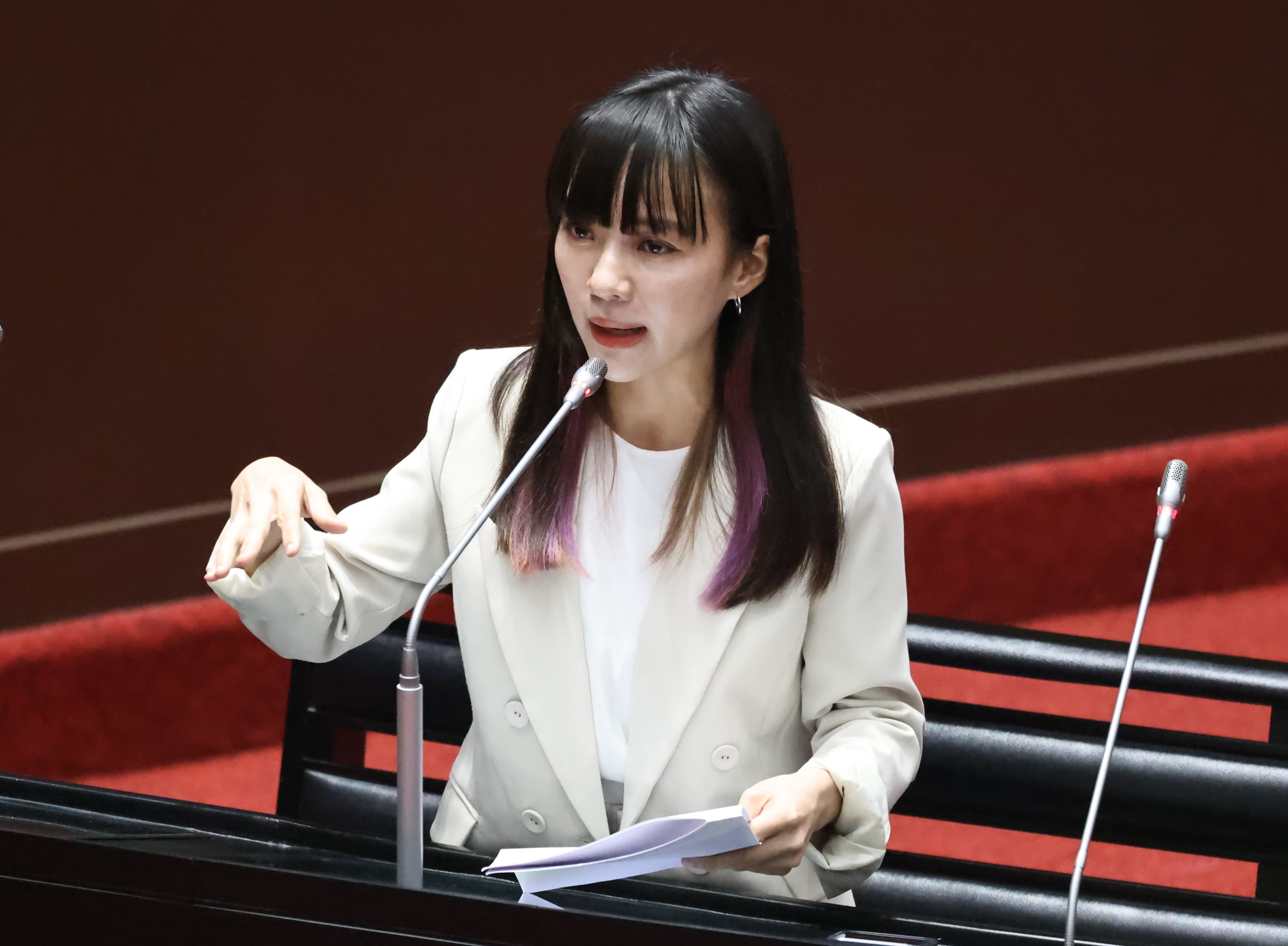 媒體人謝寒冰猜測引發外界砲轟的民進黨團「戒嚴文」,應是民進黨立委黃捷所寫的,但黃捷本人駁斥。資料照片/林啟弘攝
