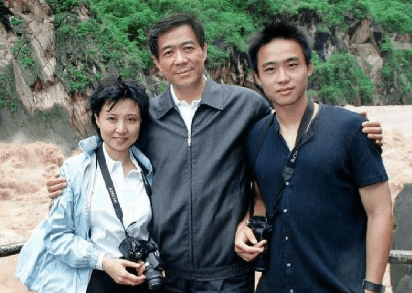薄瓜瓜(右)與父親薄熙來(中)及母親谷開來(左 )合影。翻攝微博