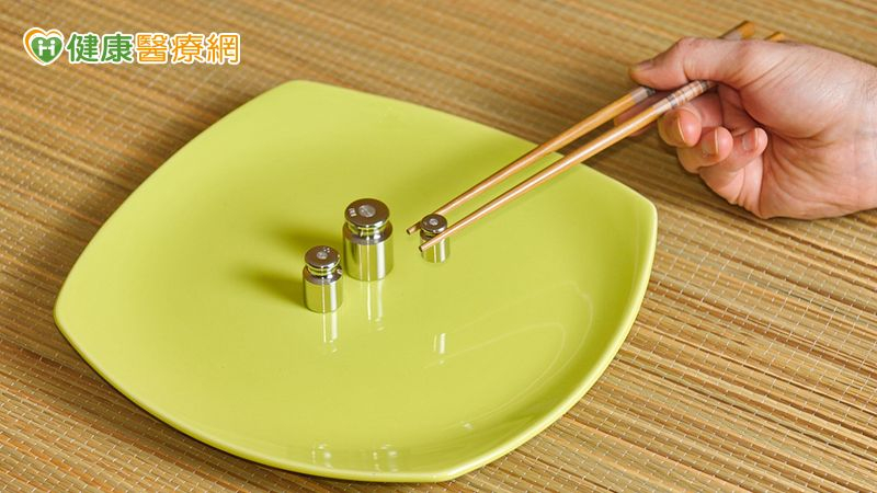 胃中竟取出矽膠手套與電池！醫示警：誤食恐致嚴重併發症並危及生命