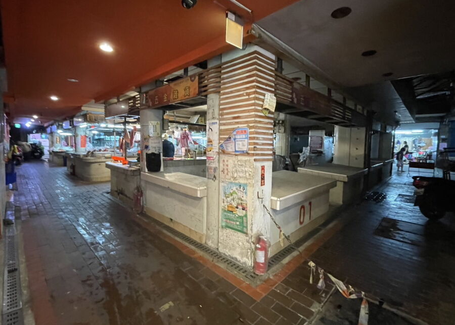 圖/黃淑君質疑,後埔市場位處板橋府中地區,地段精華,卻因為市府不善管理經營,導致空攤眾多、設備老舊。(新北市議員黃淑君提供)